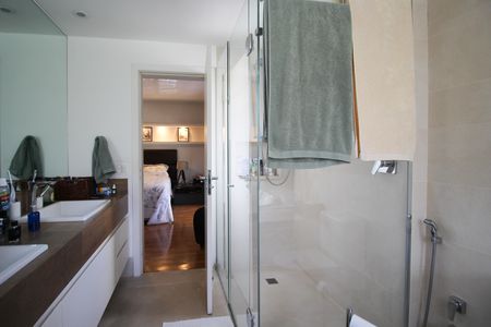 Apartamento à venda com 260m², 3 quartos e 3 vagas Apartamento à venda com 260m², 3 quartos e 3 vagasBanheiro da Suíte 1