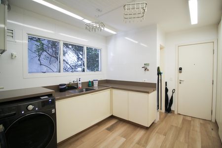 Apartamento à venda com 260m², 3 quartos e 3 vagas Apartamento à venda com 260m², 3 quartos e 3 vagasÁrea de Serviço