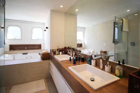 Apartamento à venda com 260m², 3 quartos e 3 vagas Apartamento à venda com 260m², 3 quartos e 3 vagasBanheiro da Suíte 1