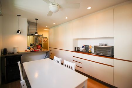 Apartamento à venda com 260m², 3 quartos e 3 vagas Apartamento à venda com 260m², 3 quartos e 3 vagasCozinha