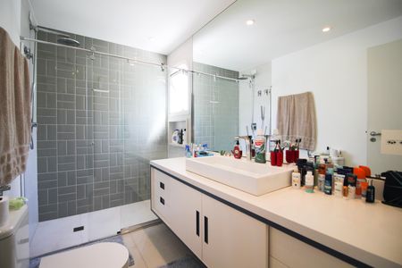 Apartamento à venda com 260m², 3 quartos e 3 vagas Apartamento à venda com 260m², 3 quartos e 3 vagasBanheiro da Suíte 2