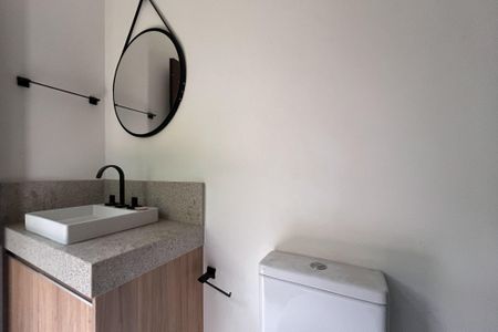 Casa de condomínio para alugar com 447m², 4 quartos e 4 vagasBanheiro da piscina