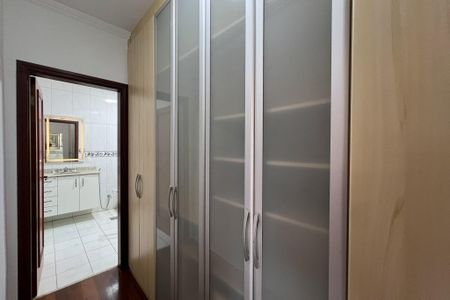Casa de condomínio para alugar com 447m², 4 quartos e 4 vagasCloset da suíte 1