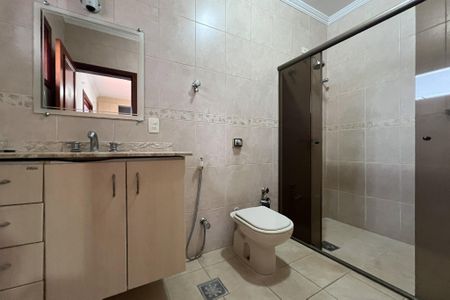 Casa de condomínio para alugar com 447m², 4 quartos e 4 vagasBanheiro da Suíte 3