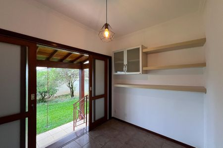 Casa de condomínio para alugar com 447m², 4 quartos e 4 vagasEscritório