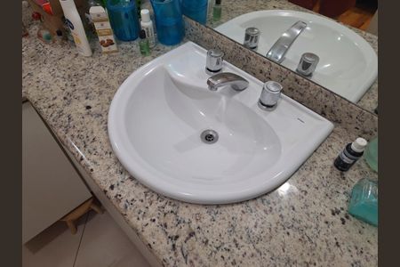 Casa à venda com 240m², 3 quartos e 4 vagasBanheiro Quarto 1