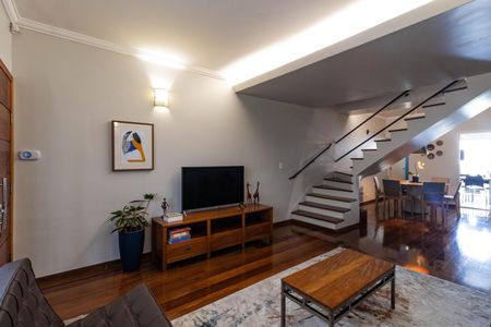 Casa à venda com 410m², 4 quartos e 3 vagas Casa à venda com 410m², 4 quartos e 3 vagasSala