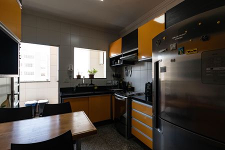 Casa à venda com 410m², 4 quartos e 3 vagas Casa à venda com 410m², 4 quartos e 3 vagasCozinha