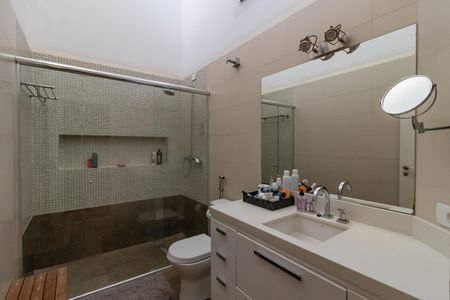 Casa à venda com 410m², 4 quartos e 3 vagas Casa à venda com 410m², 4 quartos e 3 vagasBanheiro da Suíte 2