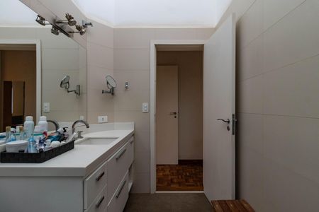 Casa à venda com 410m², 4 quartos e 3 vagas Casa à venda com 410m², 4 quartos e 3 vagasBanheiro da Suíte 2