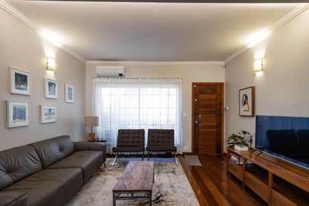 Casa à venda com 410m², 4 quartos e 3 vagas Casa à venda com 410m², 4 quartos e 3 vagasSala