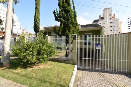 Casa para alugar com 311m², 3 quartos e 5 vagasFachada com Plaquinha