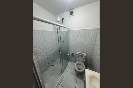 Banheiro de casa para alugar com 2 quartos, 40m² em Vila Ipojuca, São Paulo