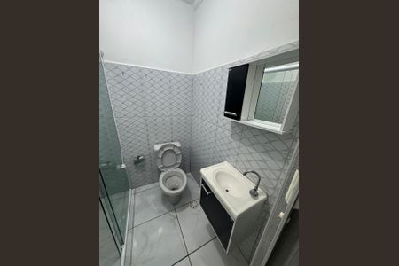 Banheiro de casa para alugar com 2 quartos, 40m² em Vila Ipojuca, São Paulo