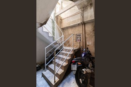 Casa à venda com 125m², 5 quartos e 1 vaga Casa à venda com 125m², 5 quartos e 1 vagaEscada