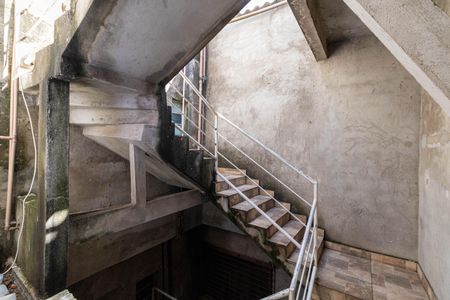 Casa à venda com 125m², 5 quartos e 1 vaga Casa à venda com 125m², 5 quartos e 1 vagaEscada