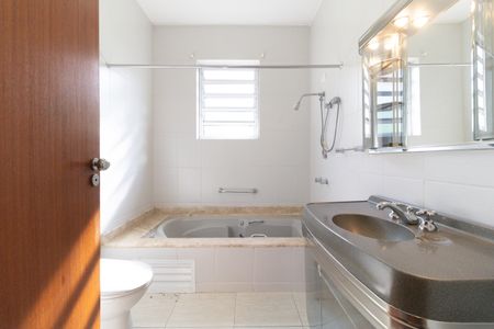 Casa à venda com 224m², 3 quartos e 6 vagasBanheiro Social 