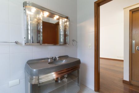 Casa à venda com 224m², 3 quartos e 6 vagasBanheiro Social 