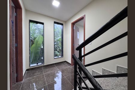 Casa de condomínio à venda com 410m², 4 quartos e 2 vagasEscada