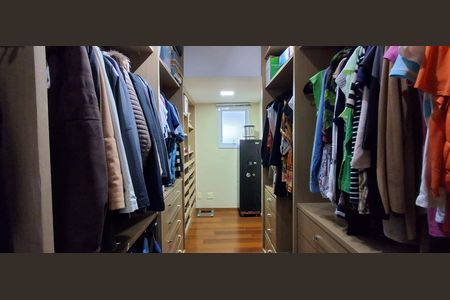 Apartamento à venda com 204m², 4 quartos e 3 vagas Apartamento à venda com 204m², 4 quartos e 3 vagasCloset