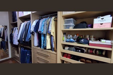 Apartamento à venda com 204m², 4 quartos e 3 vagas Apartamento à venda com 204m², 4 quartos e 3 vagasCloset