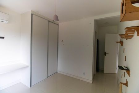 Casa de condomínio à venda com 182m², 4 quartos e 2 vagasSuíte 2