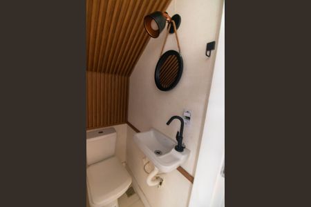 Casa de condomínio à venda com 182m², 4 quartos e 2 vagasLavabo