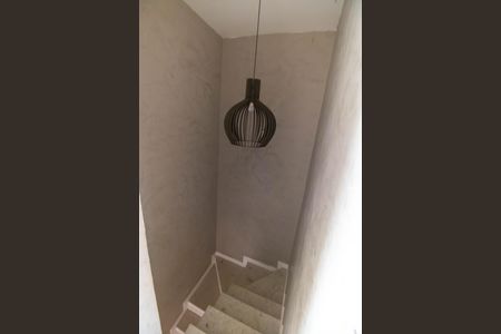 Casa de condomínio à venda com 182m², 4 quartos e 2 vagasEscada 