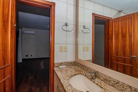 Casa de condomínio à venda com 398m², 3 quartos e 4 vagasBanheiro da Suíte