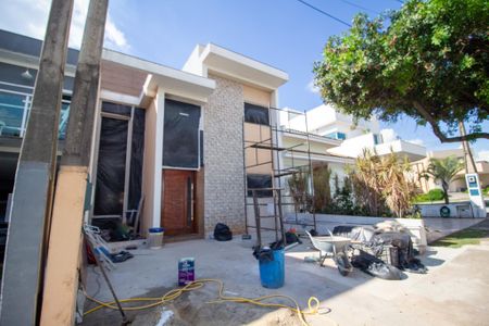 Casa de condomínio para alugar com 238m², 4 quartos e sem vaga Casa de condomínio para alugar com 238m², 4 quartos e sem vagaFachada