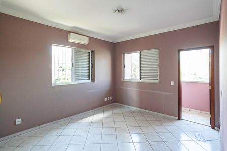 Casa à venda com 375m², 3 quartos e 4 vagas Casa à venda com 375m², 3 quartos e 4 vagasQuarto 2