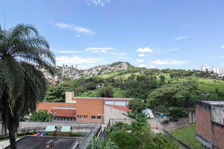 Casa à venda com 375m², 3 quartos e 4 vagas Casa à venda com 375m², 3 quartos e 4 vagasVista da varanda do quarto 2