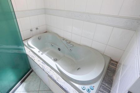 Casa à venda com 375m², 3 quartos e 4 vagas Casa à venda com 375m², 3 quartos e 4 vagasBanheiro da suíte