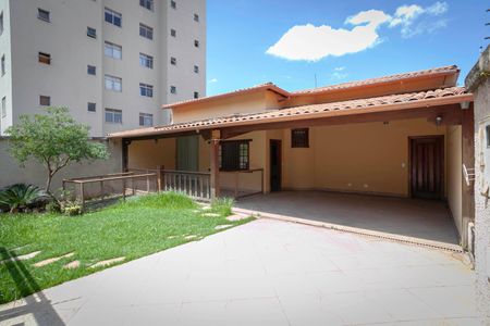 Casa à venda com 375m², 3 quartos e 4 vagas Casa à venda com 375m², 3 quartos e 4 vagasFachada