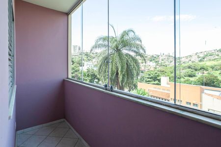 Casa à venda com 375m², 3 quartos e 4 vagas Casa à venda com 375m², 3 quartos e 4 vagasVaranda do quarto 2