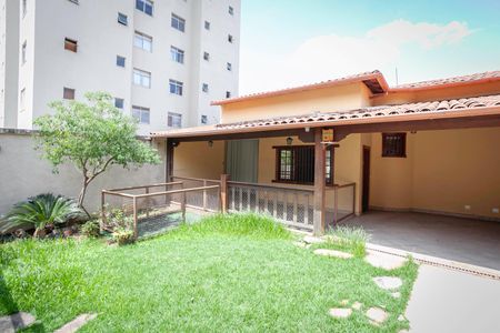 Casa à venda com 375m², 3 quartos e 4 vagas Casa à venda com 375m², 3 quartos e 4 vagasFachada