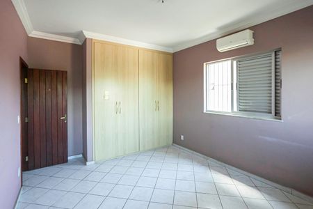 Casa à venda com 375m², 3 quartos e 4 vagas Casa à venda com 375m², 3 quartos e 4 vagasQuarto 2