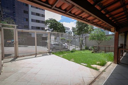 Casa à venda com 375m², 3 quartos e 4 vagas Casa à venda com 375m², 3 quartos e 4 vagasEntrada