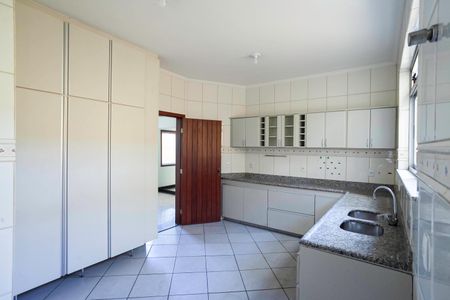 Casa à venda com 375m², 3 quartos e 4 vagas Casa à venda com 375m², 3 quartos e 4 vagasCozinha