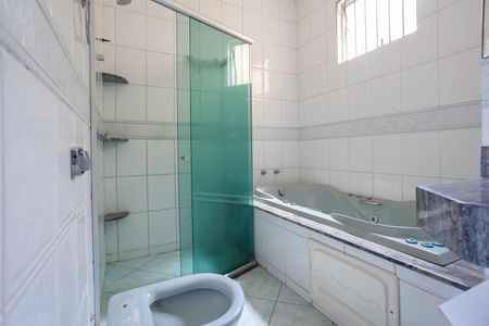 Casa à venda com 375m², 3 quartos e 4 vagas Casa à venda com 375m², 3 quartos e 4 vagasBanheiro da suíte