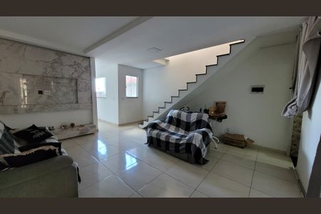 Sala de casa para alugar com 3 quartos, 280m² em Jardim Paineira, Itaquaquecetuba
