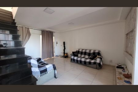 Sala de casa para alugar com 3 quartos, 280m² em Jardim Paineira, Itaquaquecetuba