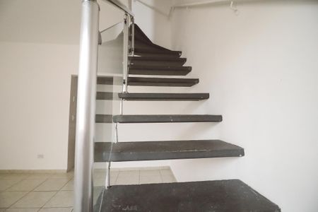 Apartamento para alugar com 57m², 2 quartos e sem vagaEscada