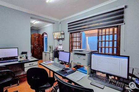 Casa à venda com 300m², 3 quartos e 6 vagasEscritório