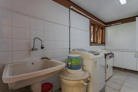 Casa à venda com 250m², 5 quartos e 4 vagasCozinha e Área de Serviço