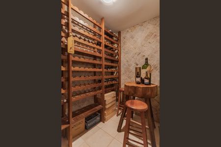 Casa à venda com 250m², 5 quartos e 4 vagasAdega