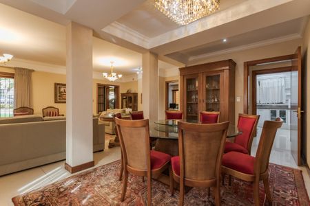 Sala de casa à venda com 5 quartos, 250m² em Três Figueiras, Porto Alegre