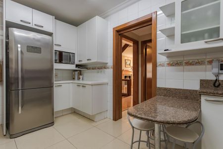 Casa à venda com 250m², 5 quartos e 4 vagasCozinha e Área de Serviço