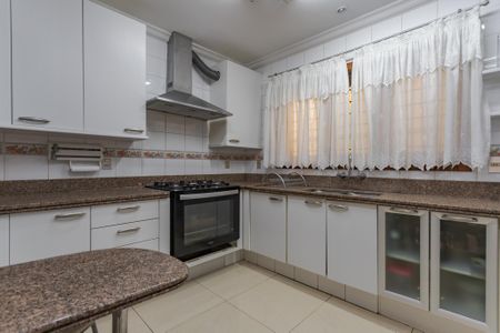 Casa à venda com 250m², 5 quartos e 4 vagasCozinha e Área de Serviço