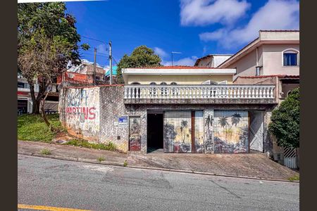 Casa à venda com 157m², 2 quartos e 4 vagas Casa à venda com 157m², 2 quartos e 4 vagasFachada